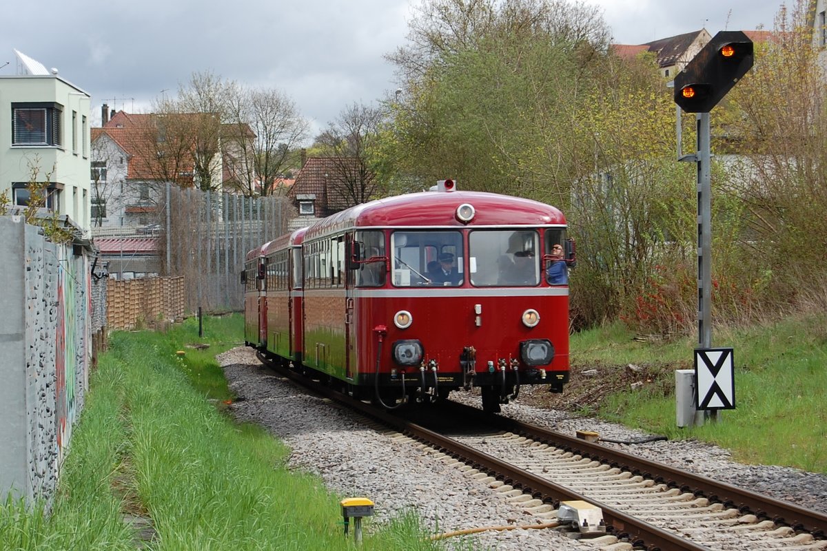Historischer Schienenbus am 17. April 2016 auf der Ammertalbahn in Tübingen West.