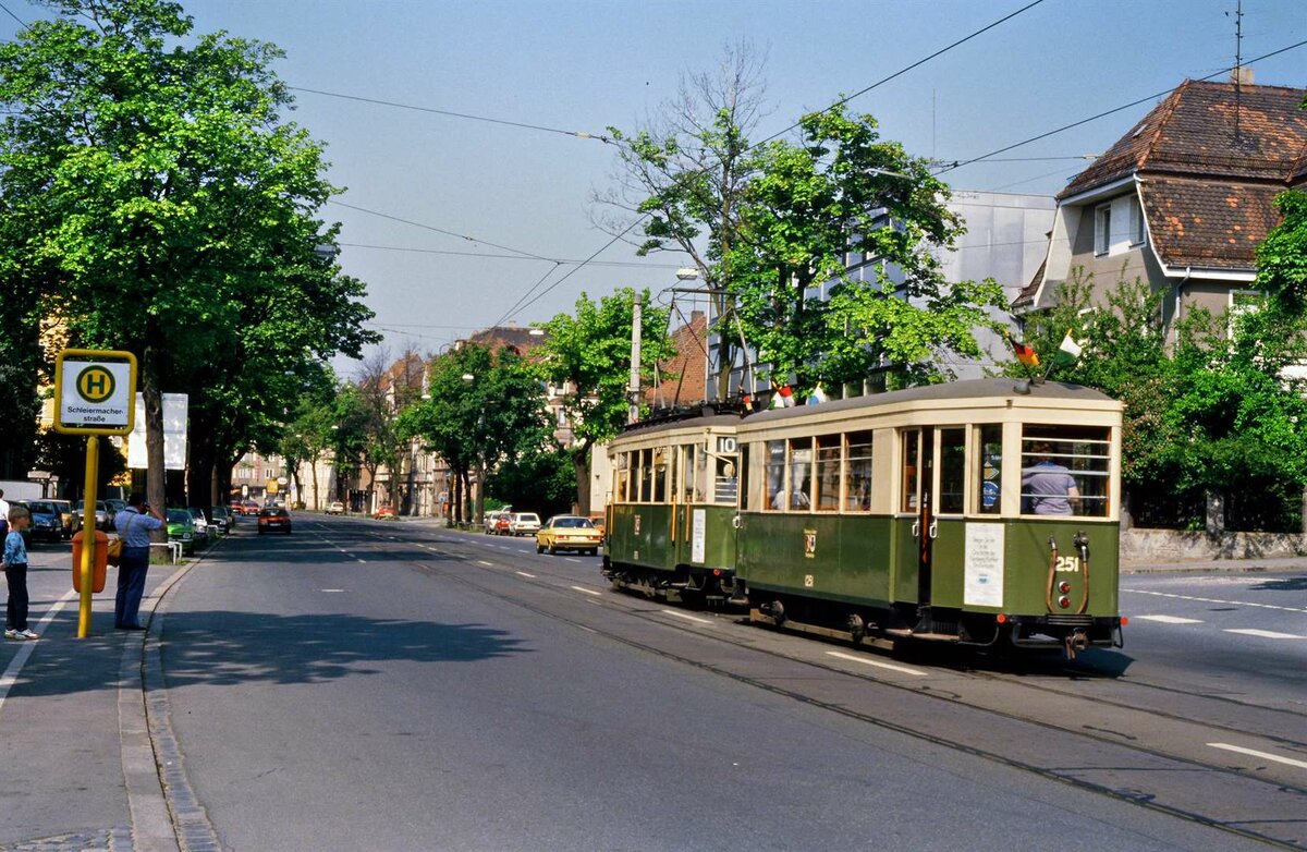 Historischer Straßenbahnzug in Nürnberg-Ost in der Nähe des DB-Ausstellungsgeländes. BW 1251 
und TW 876 fahren hier am 26.05.1985 einige Runden.