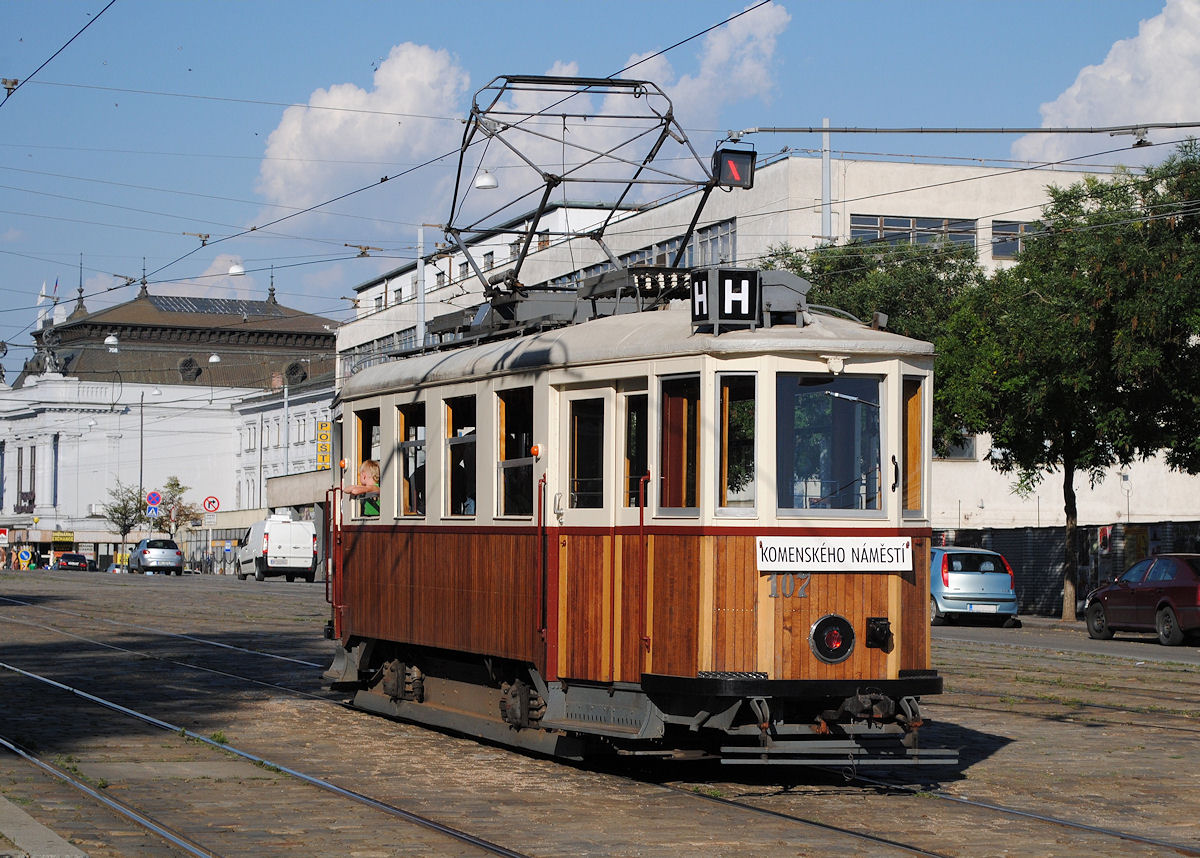Historischer Tw.107 kurz vor dem Hauptbahnhof. (19.07.2014)