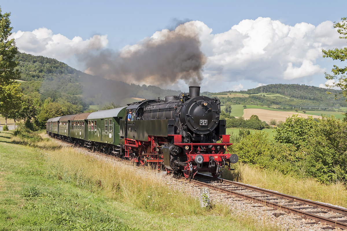 Historischer Zug der Sauschwänzlebahn mit Damplok BB 262 von Weizen nach Zollhaus-Blumberg kurz von Fützen  am 8. August 2019.