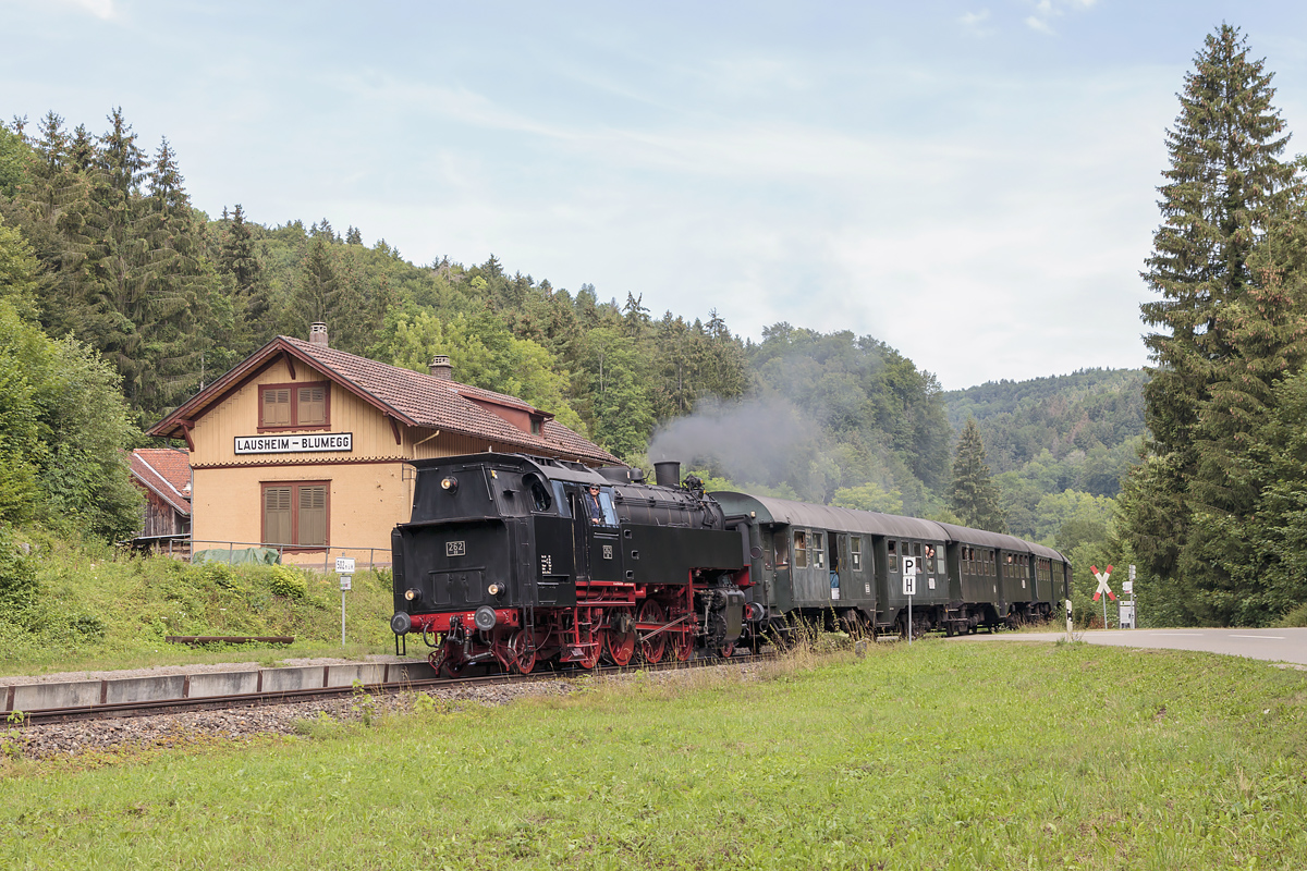 Historischer Zug der Sauschwänzlebahn mit Damplok BB 262 von Zollhaus-Blumberg nach Weizen bei Ankunft zum ehemalige Bahnhof Lausheim-Blumegg  am 9.August 2019