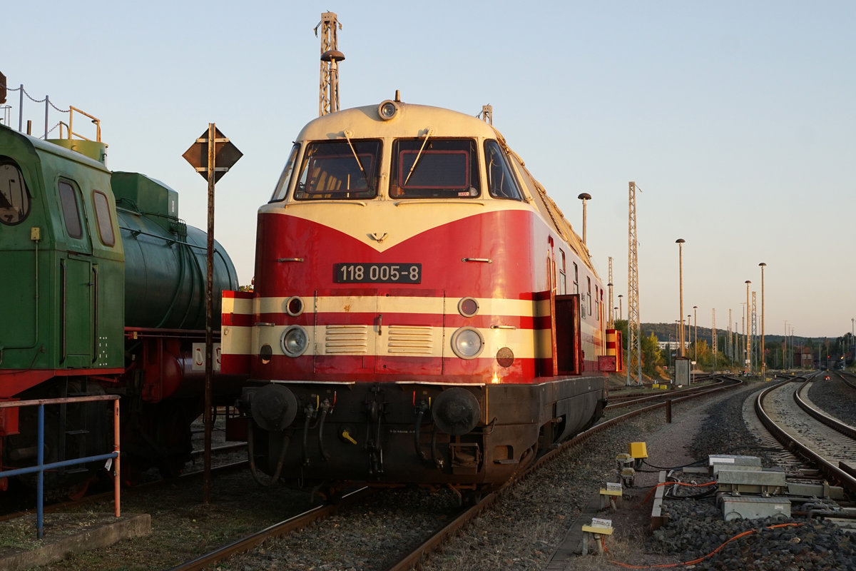 Historisches Bahnbetriebswerk Arnstadt.
Am 21. und 22. September fand das grosse Eisenbahnfest statt.
Impressionen verschiedener Fahrzeuge vom 20. September 2019 anlässlich der Nachtfotoparade von 19:00 Uhr bis 23:00 Uhr.
Foto: Walter Ruetsch