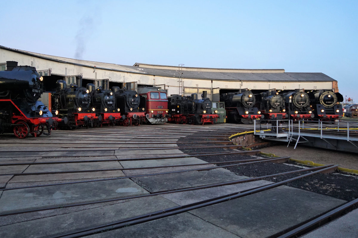 Historisches Bahnbetriebswerk Arnstadt.
Am 21. und 22. September fand das grosse Eisenbahnfest statt.
Impressionen verschiedener Fahrzeuge vom 20. September 2019 anlässlich der Nachtfotoparade von 19:00 Uhr bis 23:00 Uhr.
Foto: Walter Ruetsch