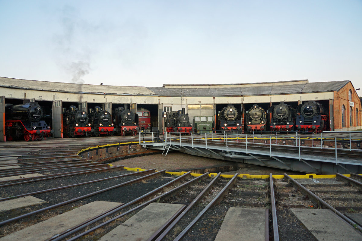 Historisches Bahnbetriebswerk Arnstadt.
Am 21. und 22. September fand das grosse Eisenbahnfest statt.
Impressionen verschiedener Fahrzeuge vom 20. September 2019 anlässlich der Nachtfotoparade von 19:00 Uhr bis 23:00 Uhr.
Foto: Walter Ruetsch