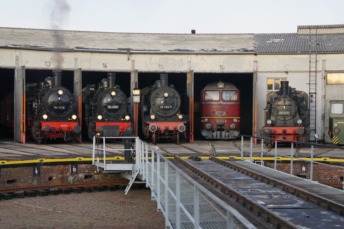 Historisches Bahnbetriebswerk Arnstadt.
Am 21. und 22. September fand das grosse Eisenbahnfest statt.
Impressionen verschiedener Fahrzeuge vom 20. September 2019 anlässlich der Nachtfotoparade von 19:00 Uhr bis 23:00 Uhr.
Foto: Walter Ruetsch