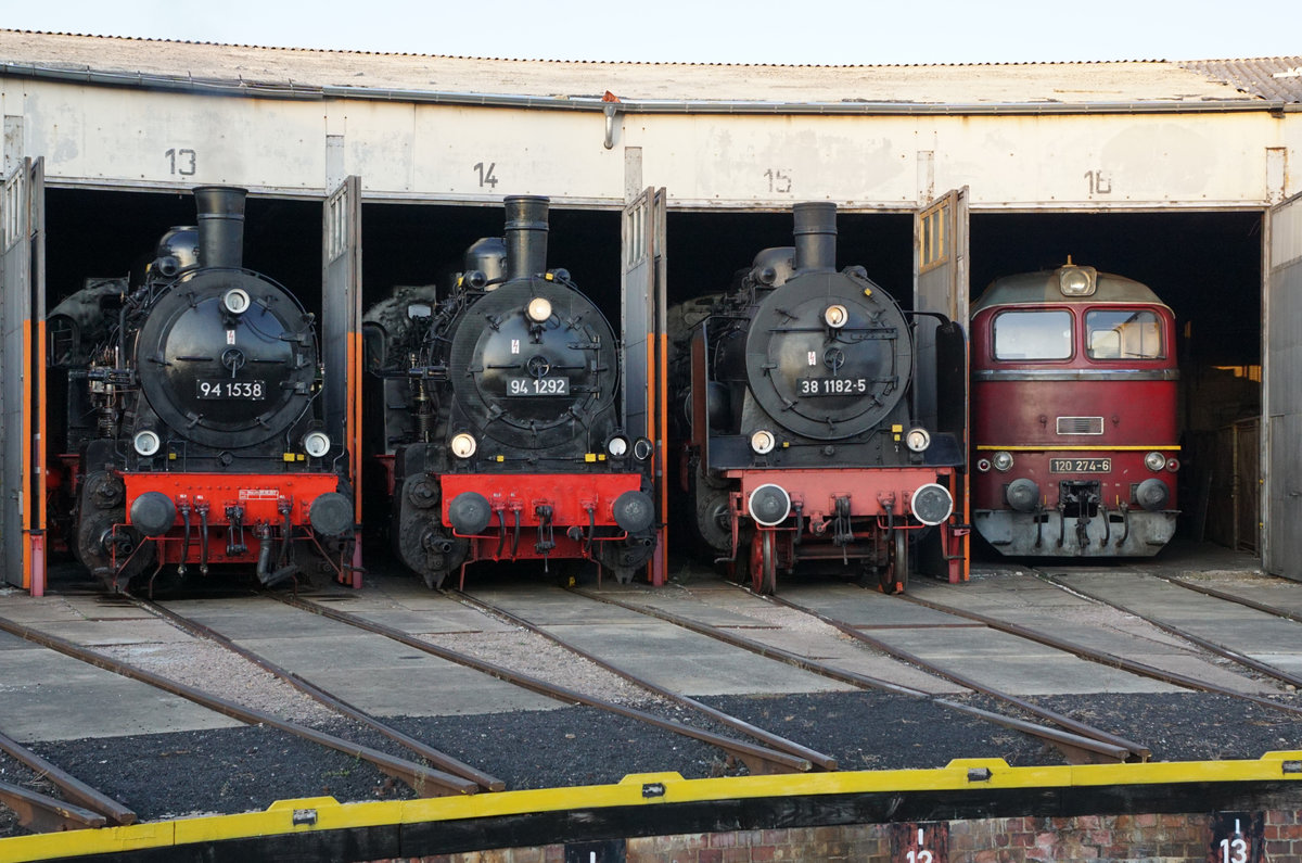 Historisches Bahnbetriebswerk Arnstadt.
Am 21. und 22. September fand das grosse Eisenbahnfest statt.
Impressionen verschiedener Fahrzeuge vom 20. September 2019 anlässlich der Nachtfotoparade von 19:00 Uhr bis 23:00 Uhr.
Foto: Walter Ruetsch