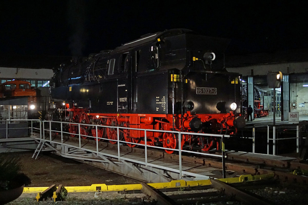 Historisches Bahnbetriebswerk Arnstadt.
Am 21. und 22. September fand das grosse Eisenbahnfest statt.
Impressionen verschiedener Fahrzeuge vom 20. September 2019 anlässlich der Nachtfotoparade von 19:00 Uhr bis 23:00 Uhr.
Schnell wurde es dunkler und dunkler. Wegen fehlendem Stativ habe ich die Nachtübung nach nur wenigen Versuchen abgebrochen.
Foto: Walter Ruetsch