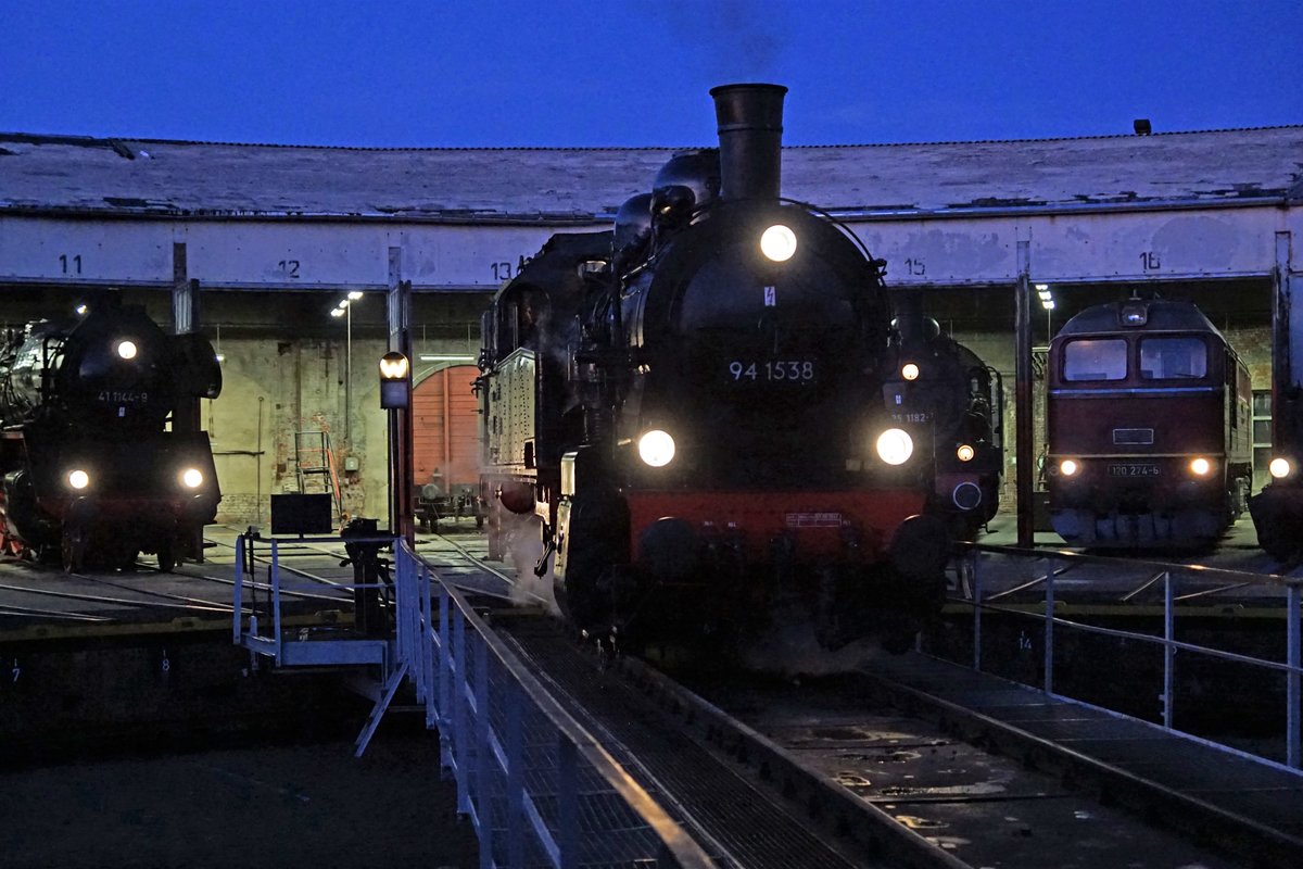 Historisches Bahnbetriebswerk Arnstadt.
Am 21. und 22. September fand das grosse Eisenbahnfest statt.
Impressionen verschiedener Fahrzeuge vom 20. September 2019 anlässlich der Nachtfotoparade von 19:00 Uhr bis 23:00 Uhr.
Schnell wurde es dunkler und dunkler. Wegen fehlendem Stativ habe ich die Nachtübung nach nur wenigen Versuchen abgebrochen.
Foto: Walter Ruetsch