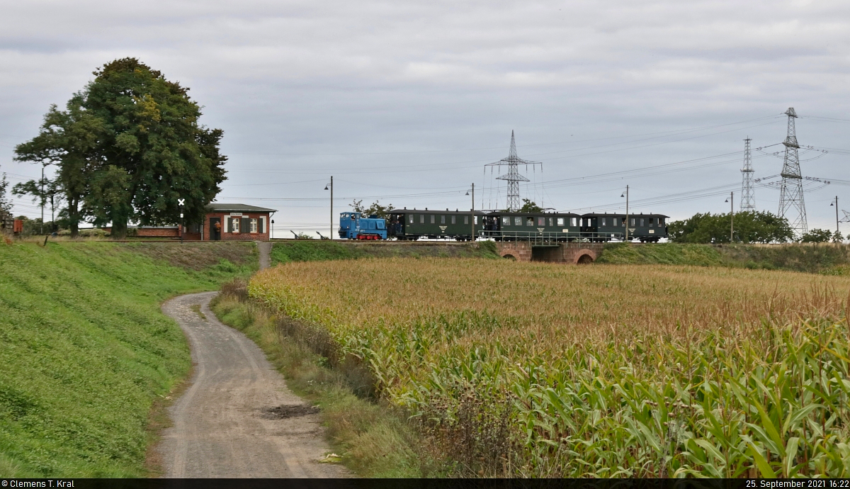 Historisches Eisenbahnwochenende im Mansfelder Land

Lok 33 (LKM V 10 C) mit Sachsen-Wagen auf Höhe der Station Bocksthal.

🚝 Zug 143 Hettstedt Kupferkammerhütte–Benndorf
🚩 Mansfelder Bergwerksbahn (MBB)
🕓 25.9.2021 | 16:22 Uhr
