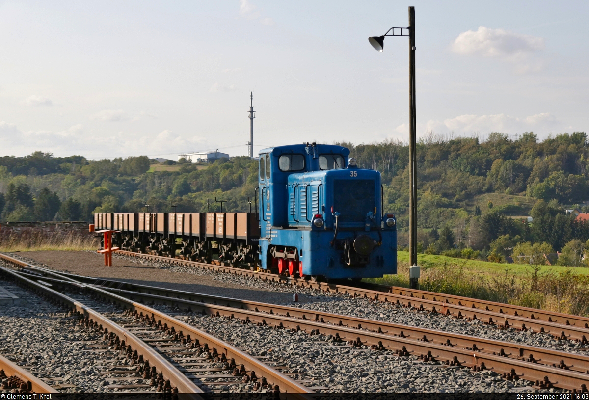 Historisches Eisenbahnwochenende im Mansfelder Land

Lok 35 (LKM V 10 C) ist im Bahnhof Hettstedt Kupferkammerhütte mit fünf offenen Güterwagen abgestellt.

🚩 Mansfelder Bergwerksbahn (MBB)
🕓 26.9.2021 | 16:03 Uhr