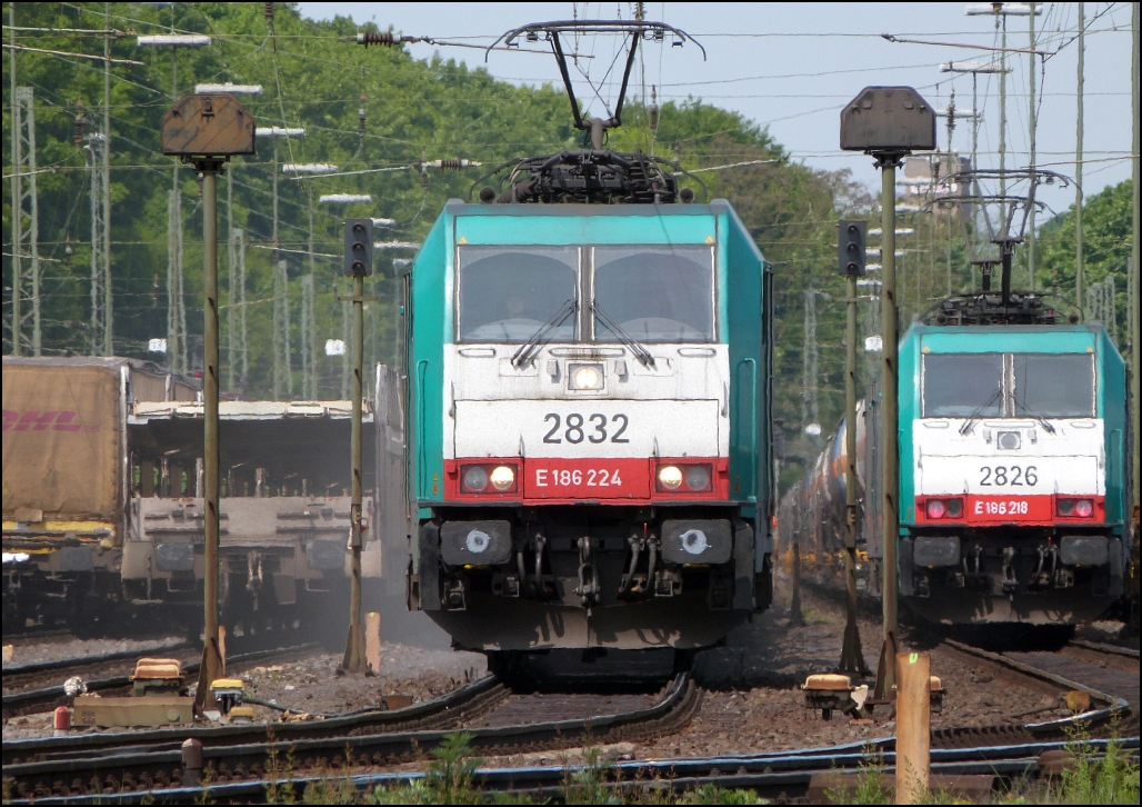 Hitzeflimmern an einen Frühlingstag im Mai 2012 über den Gleisen am Bahnhof Aachen-West.Die Cobra 2832 sandet gerade, um mit mehr Gripp die Ausfahrt hinauf nach Belgien zu bewerkstelligen.Als Stimmungsbild festgehalten!
