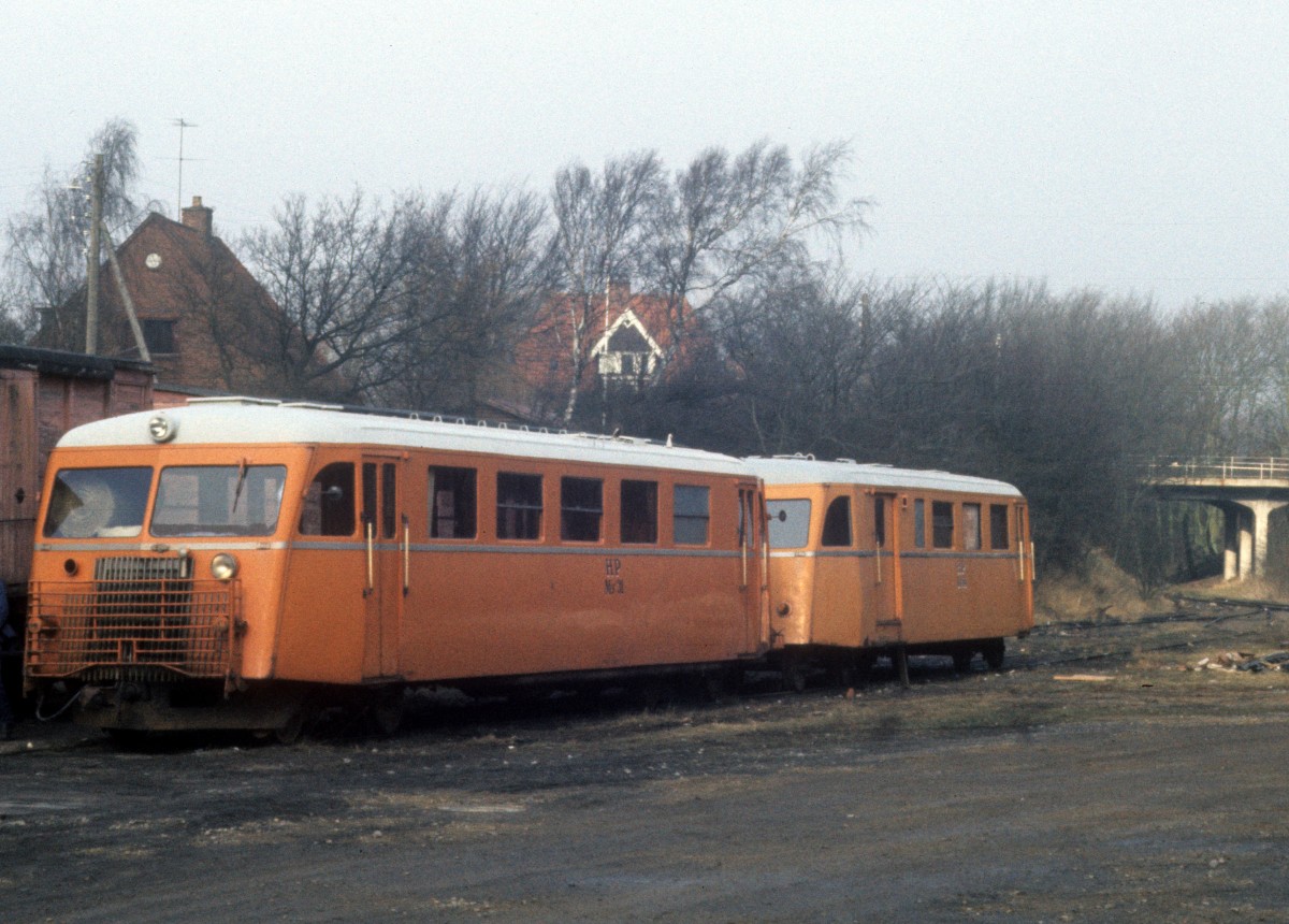 Hjørring Privatbaner, HP: Ausgemusterte Scandia-Schienenbusse, MS 31 + DS 6x, halten am 24. Februar 1975 auf den Abstellgleisen in Hjørring (Nordjütland).