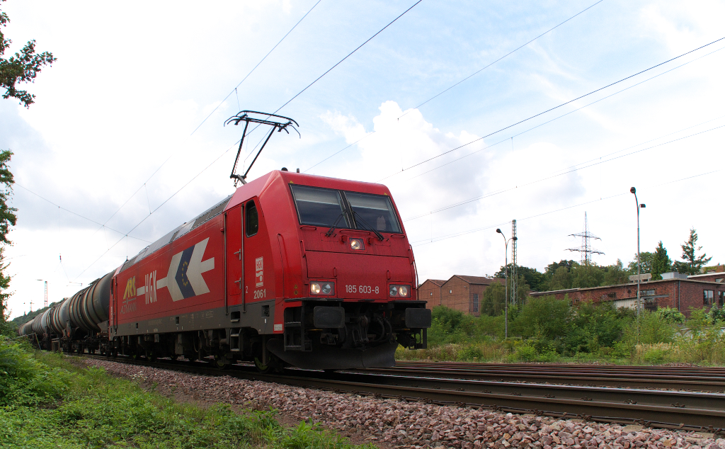 HKG 185 603 mit einem Kesselwagenzug durch Luisenthal/Saar in Richtung Saarbrcken.
27.08.2013 Bahnstrecke 3230 Saarbrcken - Karthaus