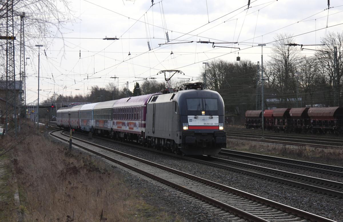 HKX 1800 am 15.02.2014 um 8.50 Uhr durch Hasbergen auf dem Weg nach Köln.
Zuglok war der Taurus ES 64 02 - 030.