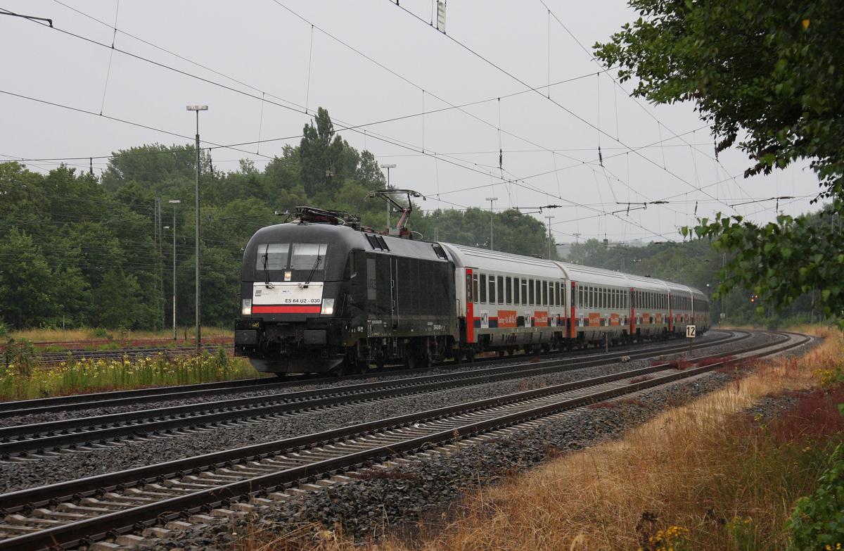 HKX 1803 mit einer einheitlichen Wagengarnitur am 29.6.2014 auf dem Weg nach Westerland. Bei der Durchfahrt in Hasbergen regnete es gerade in Strömen.