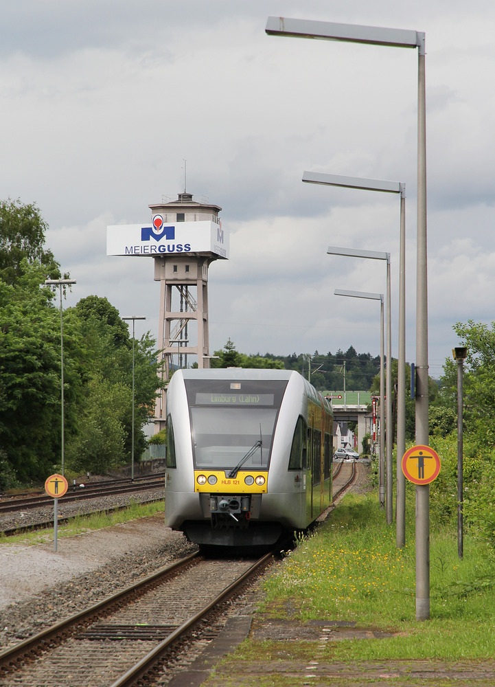 HLB 121 wurde am 14. Juni 2016 im Bahnhof Staffel aufgenommen.