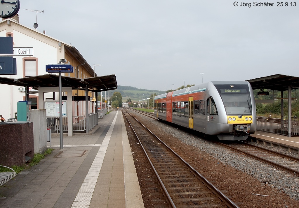 HLB 124 hlt am 25.9.13 als RB Gieen - Gelnhausen in Glauburg-Stockheim auf Gleis 2. 