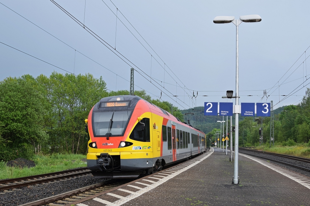 HLB 427 043/543 als RE 99 (24964)  Main-Sieg-Express  erreicht am 02.06.17 den Bahnhof Haiger auf der Fahrt von Frankfurt (Main) Hbf nach Siegen Hbf.
