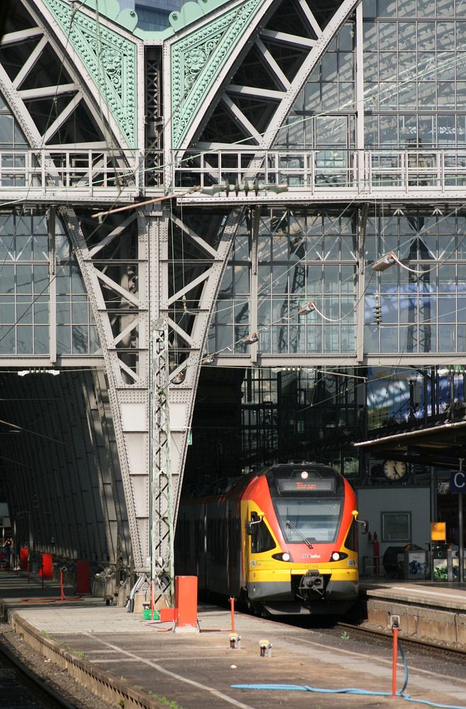 HLB 472 042 lugt vorsichtig aus der Bahnhofshalle des Frankfurter Hauptbahnhofs aus.
Aufnahmedatum: 04.07.2012