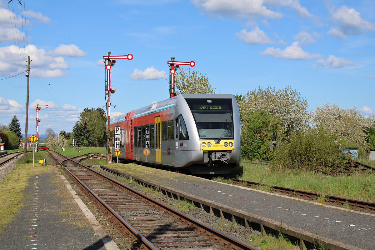 HLB 646 419 erreicht als RB48 von Nidda nach Friedberg den Bahnhof Beienheim. (30.04.2023)