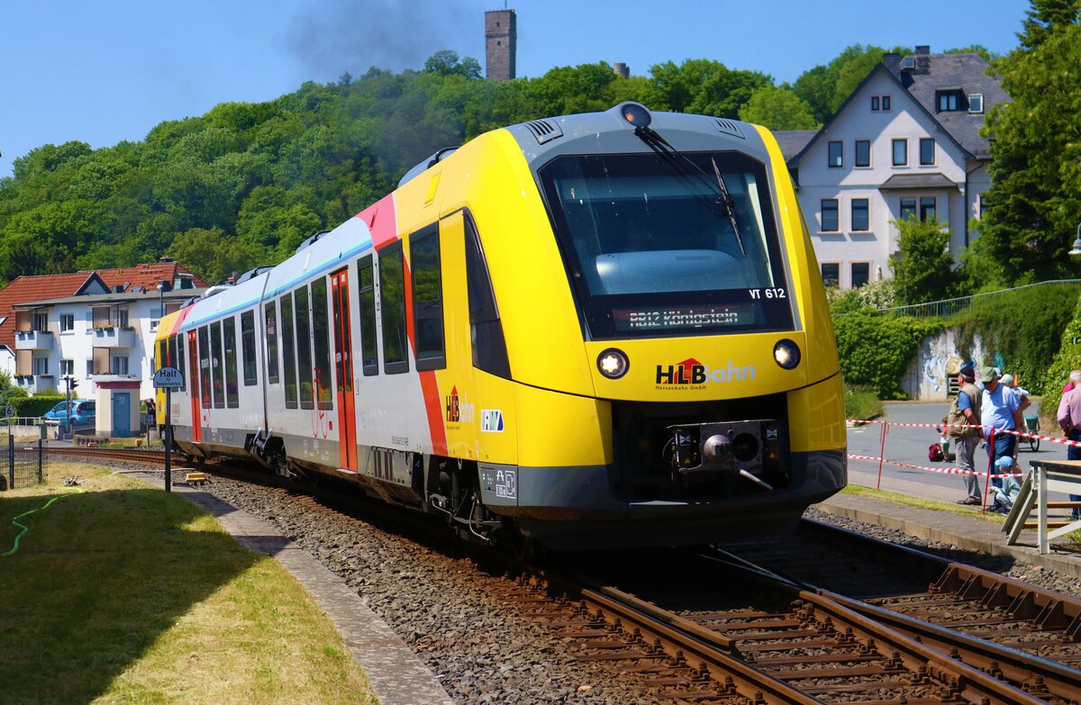 HLB Alstom Lint 41 VT612 beim Bahnhofsfest in Königstein von einen Gehweg aus fotografiert