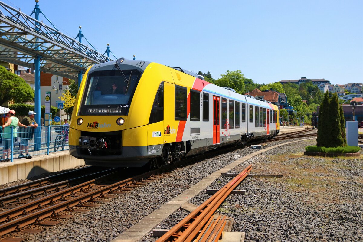 HLB Alstom Lint 41 VT625 am 28.05.23 beim Bahnhofsfest in Königstein von einen Gehweg aus fotografiert