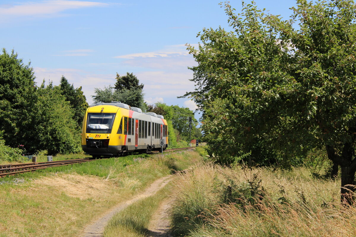 HLB Hessenbahn 648 405-8 (VT 205) dieselt am 06.06.2022 durch Liederbach in Richtung Königstein.