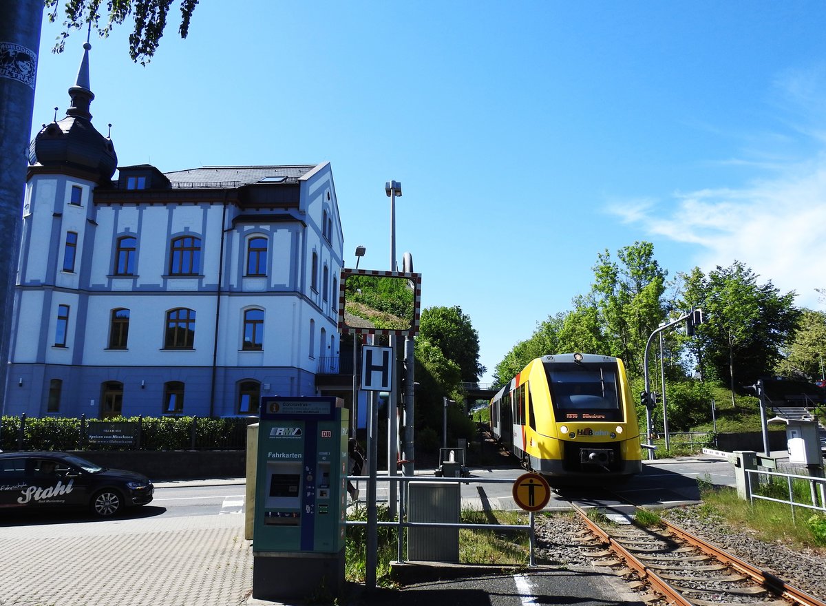 HLB-LINT-TRIEBWAGEN AUF DER HELLERTALBAHN IN HAIGER-OBERTOR
Am 28.5.2020 überquert der LINT der HLB den Bahnübergang HAIGER-OBERTOR vor der
wunderschönen Jugendstil-Villa auf der Fahrt BETZDORF-DILLENBURG....