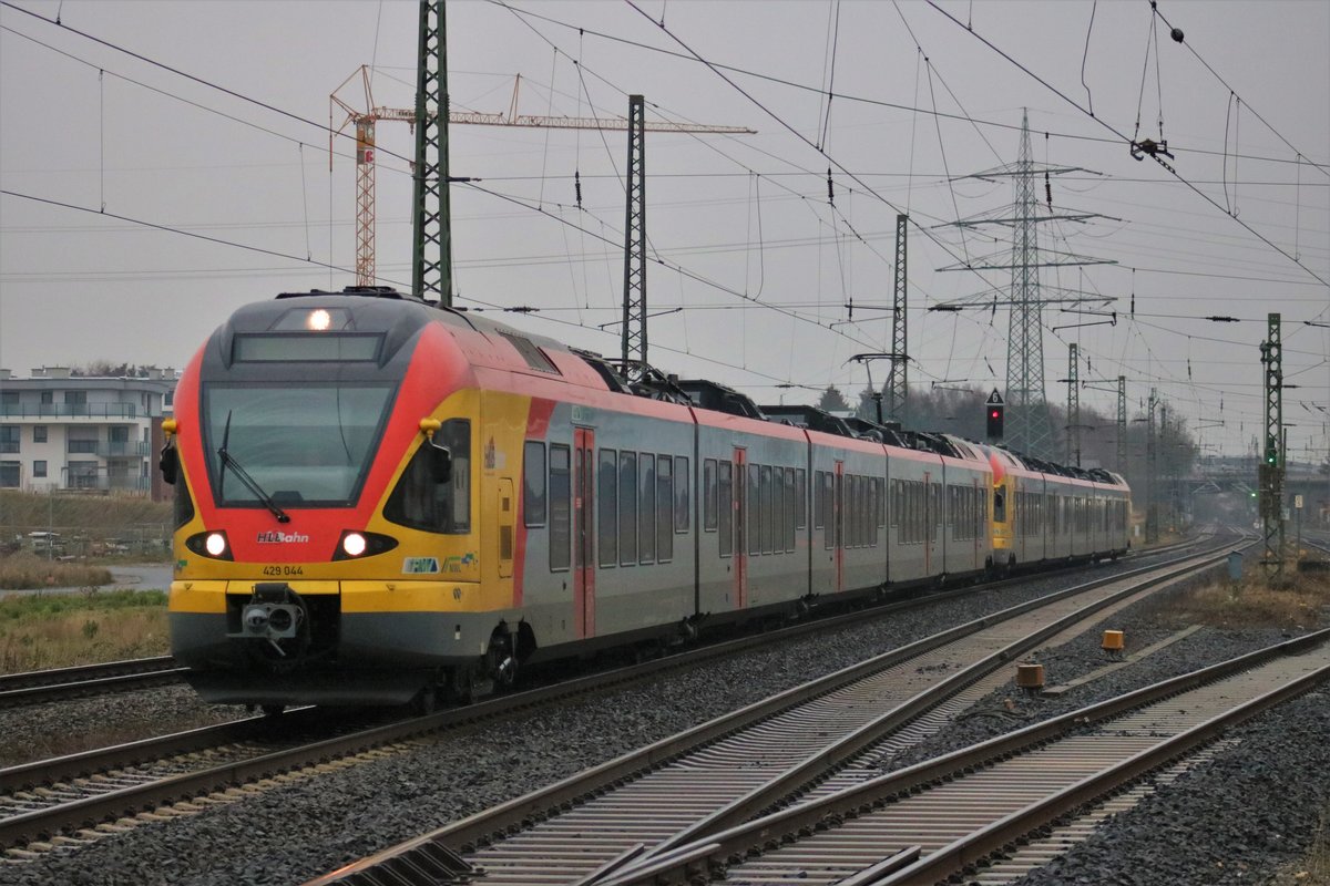 HLB Stadler Flirt 429 044 und 429 xxx am 12.01.19 in Bad Vilbel Bhf vom Bahnsteig aus fotografiert