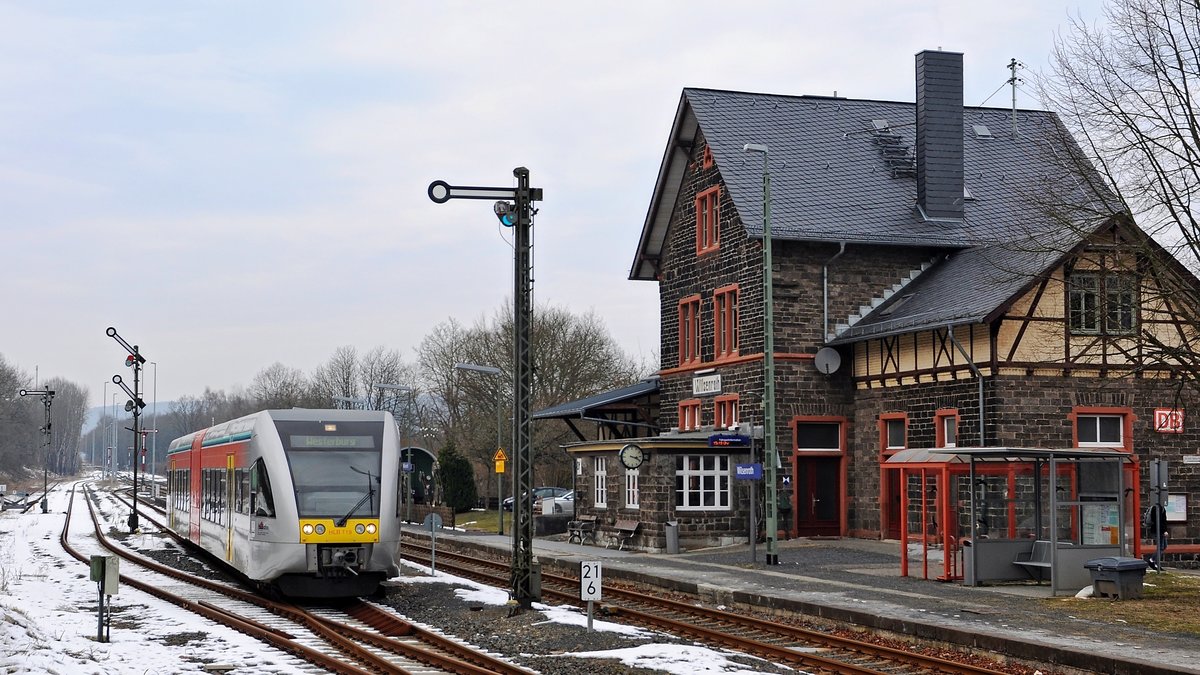 HLB VT 119 (646 419) als RB 90  Westerwald-Sieg-Bahn  (61573) Westerburg - Limburg (Lahn), auch wenn der Zugzielanzeiger etwas anderes anzeigt, am 02.03.18 den Bahnhof Wilsenroth.