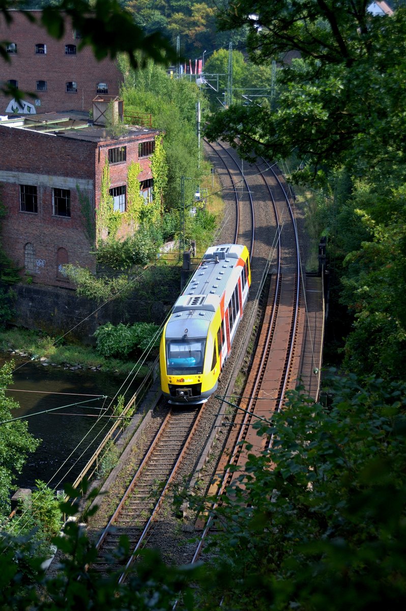 HLB VT 206 (640 106) passiert als RB 90 (61723)  Westerwald-Sieg-Bahn  Siegen Hbf - Westerburg am 10.09.16 die Sieg-Brücke kurz vor der Einfahrt in den Mühleberg-Tunnel in Scheuerfeld.