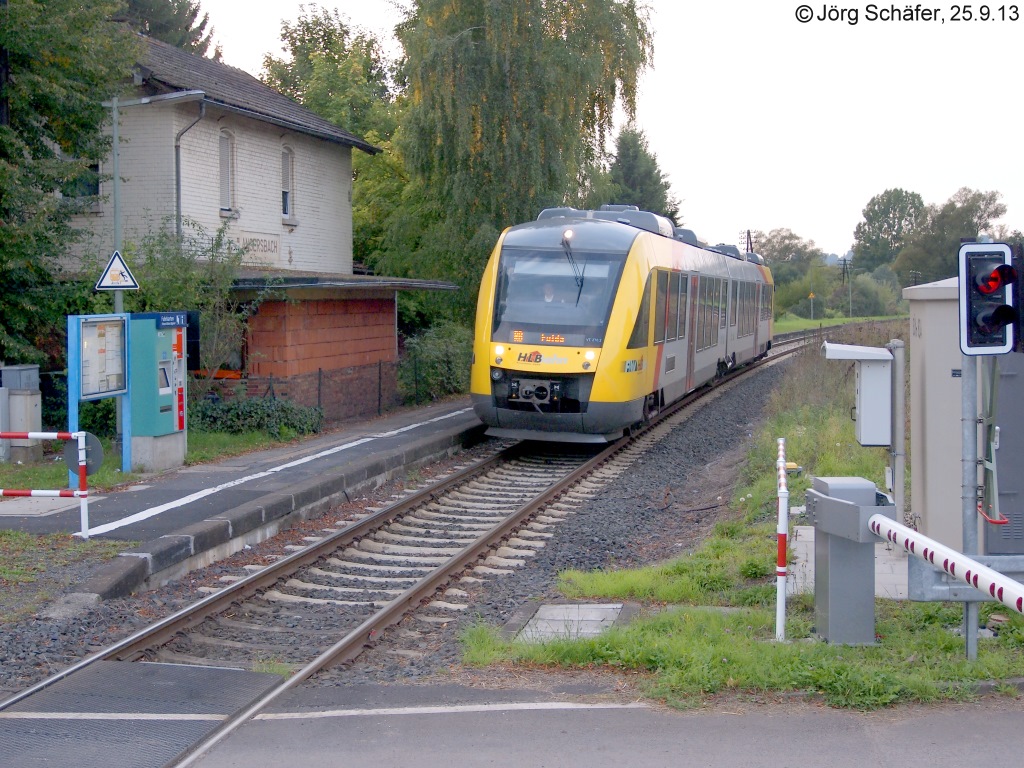 HLB-VT 270 hielt am Abend des 25.9.13 als RB 24837 nach Fulda in Angersbach. Links das inzwischen privat genutzte Empfangsgebude. 