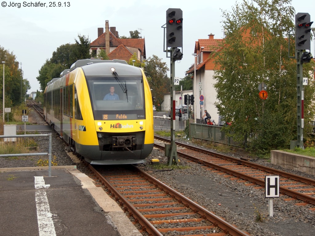HLB-VT 274 fhrt am 25.9.13 als RB 24831 von Gieen nach Fulda ber den Bahnbergang der Marburger Str. in Alsfeld ein. 