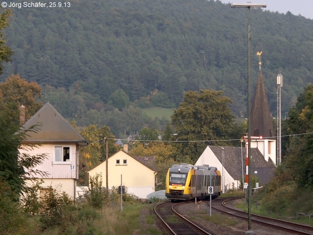 HLB-VT 277 fhrt zwischen Stellwerk und Kirche am 25.9.13 als RB 24852 in Bad Salzschlirf ein.