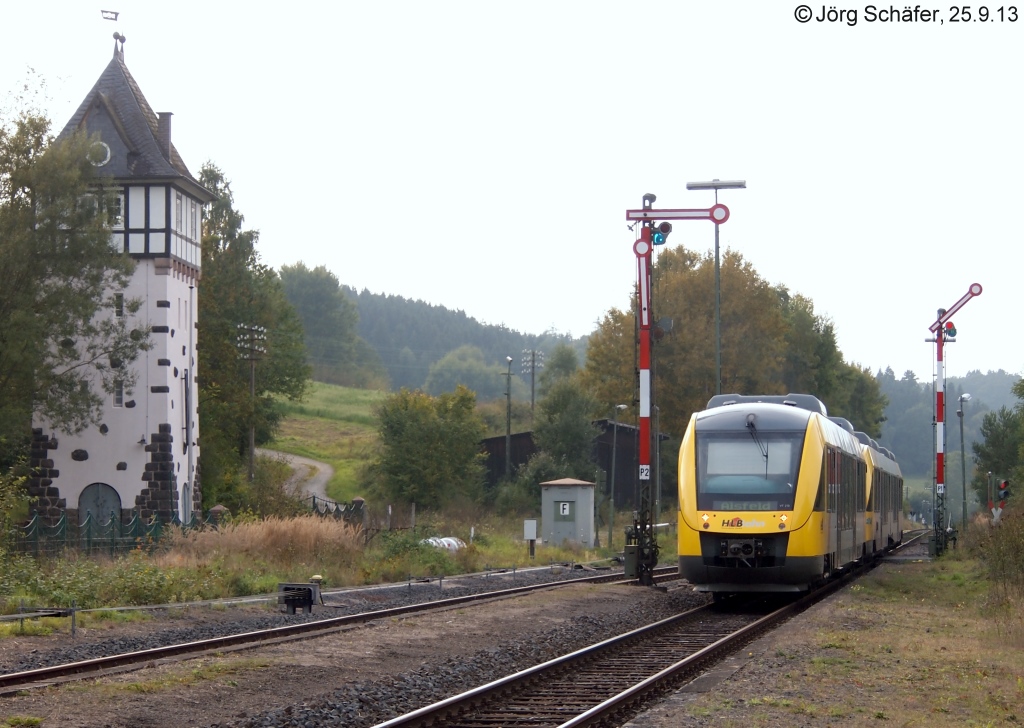 HLB-VT 277 verlie Bad Salzschlirf am 25.9.13 auf „Hp1“ und fuhr dabei am alten Wasserturm vorbei. 