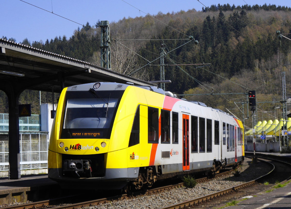 HLB-VT 503, ein LINT 41 der neuen Generation (1648 103) fährt, aus Bad Berleburg (NRW)kommend, im rheinland-pfälzischen Betzdorf ein. Das dritte Land der 3-Länder-Bahn berührt die RB 93 nicht. Aufnahme vom 11.4.16