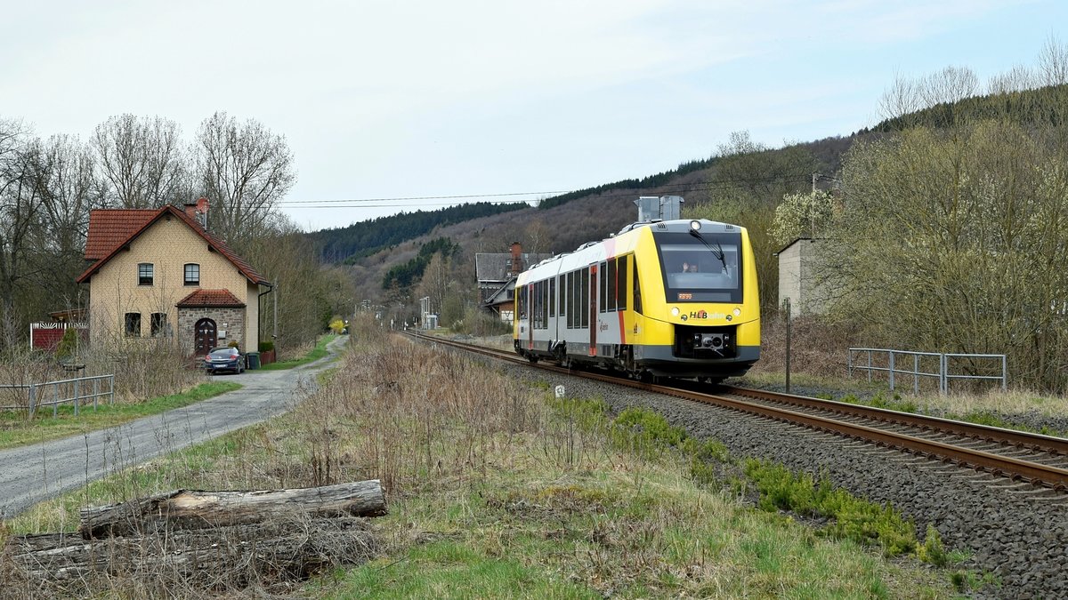 HLB VT 504 (1648 104/604) als RB 90 (61721)  Westerwald-Sieg-Bahn  Siegen Hbf - Westerburg hat am 10.04.18 soeben den Haltepunkt Unnau-Korb verlassen.