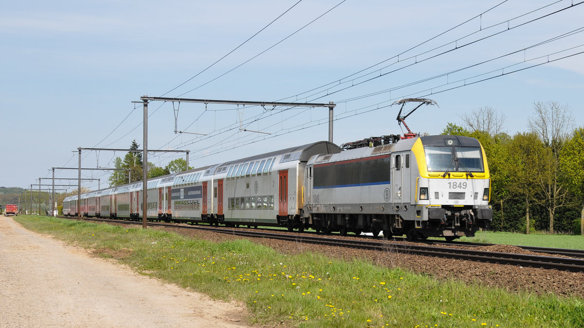 HLE 1849 mit modernen M6-Wagen als P8307 Hasselt - Tongeren, hier aufgenommen am 06/05/2016 kurz vor Tongeren.