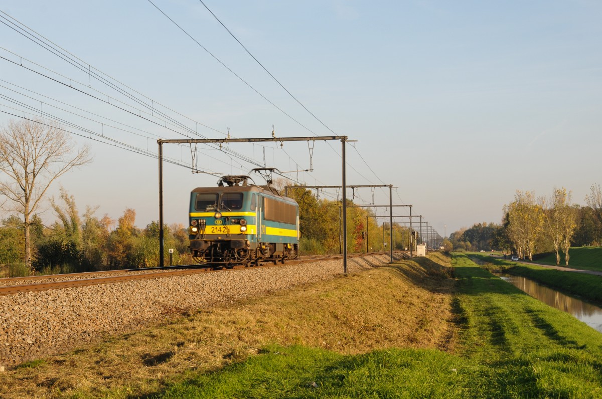 HLE 2142 der SNCB/NMBS fuhr solo in Richtung Diest. Aufnahme vom 31/10/2015 bei Schulen an der Linie 35.