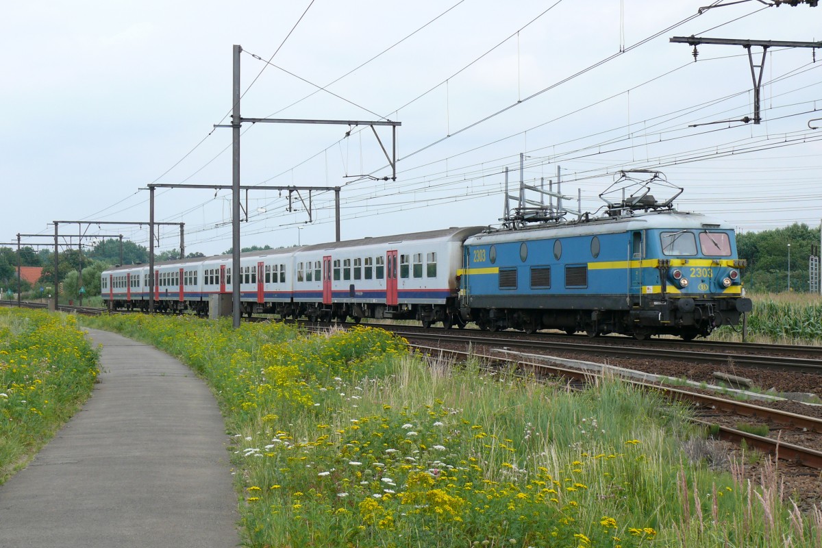 HLE 2303 mit einem P-Zug von Antwerpen-Noord kommend in Richtung Antwerpen-Centraal. Dieser Zug ist reserviert für die in Antwerpen-Noord beschäftigten Bahnbediensteten. Aufgenomen am 27/07/2010 an der Schleife bei Ekeren.