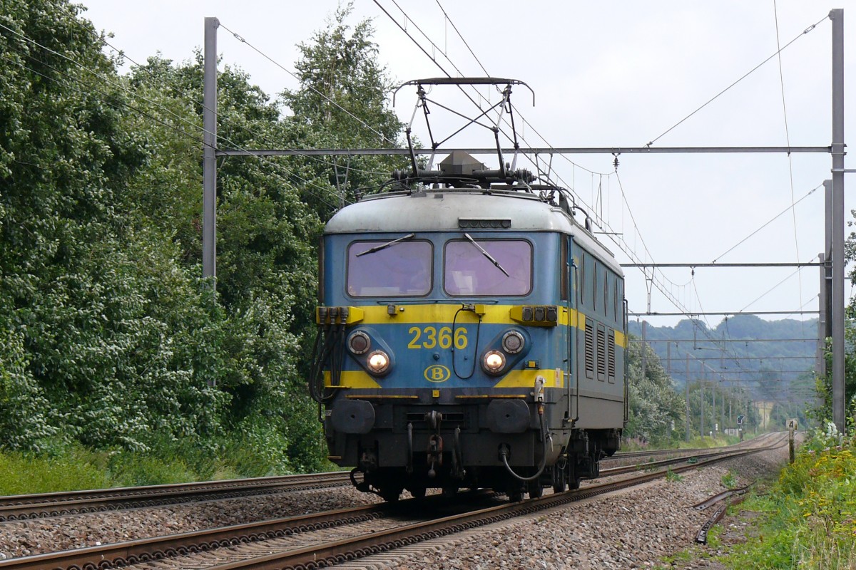 HLE 2366 auf Solofahrt von Montzen kommend in Richtung Visé. Aufnahme vom 20/08/2008 bei Warsage an der Linie 24.