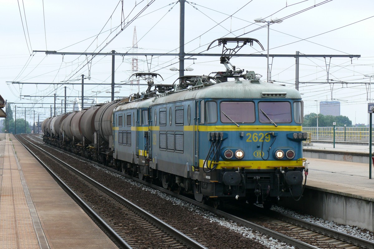 HLE 2629 und 2625 ziehen einen kurzen Kesselwagenzug durch Antwerpen-Luchtbal in Richtung Hafen. Aufgenommen am 27/07/2010.