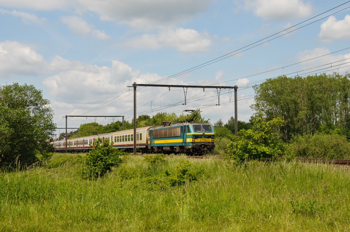 HLE 2735 zieht ihren IC bestehend aus M4-Wagen durch Lummen-Linkhout in Richtung Hasselt. Aufgenommen am 27/05/2015.