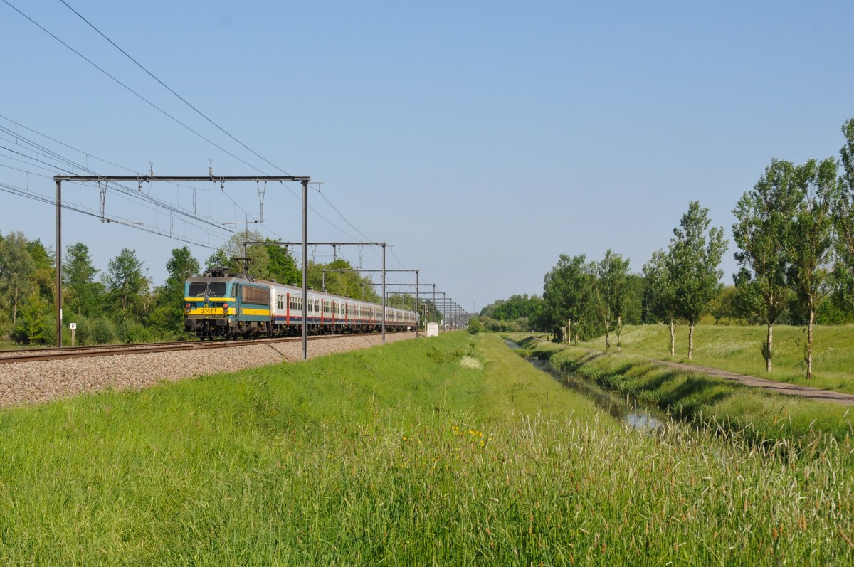 HLE 2741 schiebt den IC2615 Antwerpen Centraal - Tongeren bestehend aus M4-Wagen durch Schulen in Richtung Hasselt. Aufgenommen am 15/05/2015.