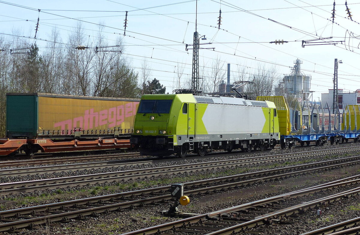 HLG 185 632-7 mit leeren Holztransportwagen Richtung Bebra, am 11.04.2022 in Bad Hersfeld.
