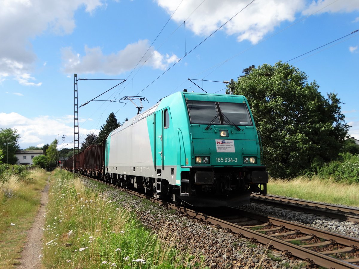 HLG 185 634-3 mit leeren Holzwagen am 28.06.17 in Hanau West