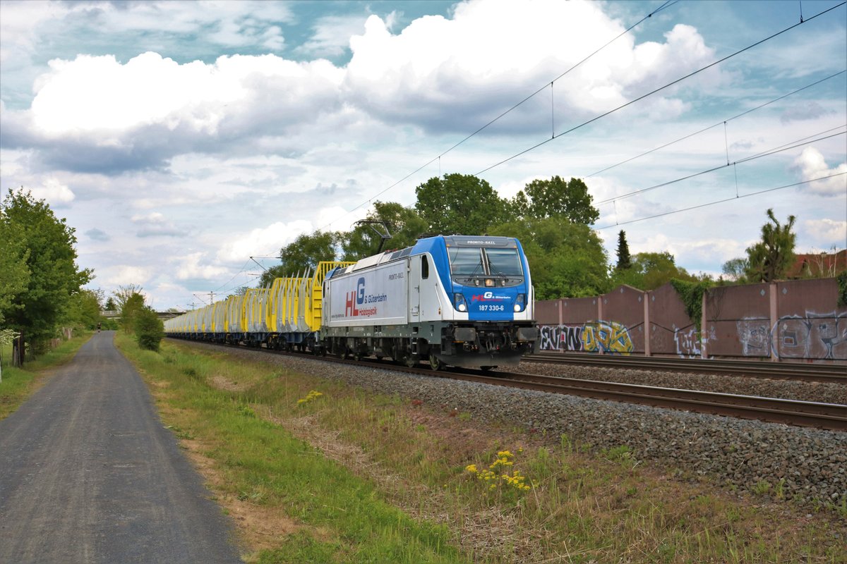 HLG Bobmardier Traxx 187 330-6 mit VTG Holzwagen in Rodenbach (Main Kinzig Kreis) am 03.05.20