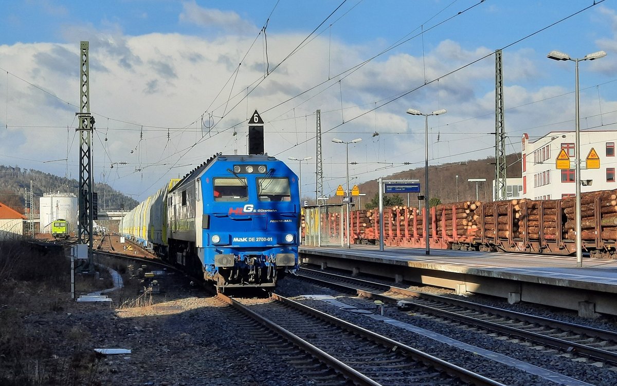 HLG DE 2700-01 (92 80 1251 001-4 D-BEBRA) mit leeren Holzwagen Richtung Fulda, am 19.03.2021 in Bad Hersfeld.