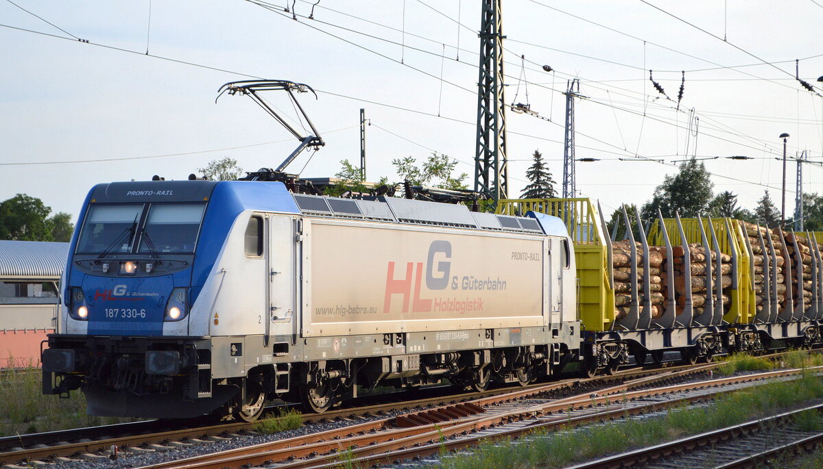 HLG - Holzlogistik and Güterbahn GmbH, Bebra [D] mit  187 330-6  [NVR-Nummer: 91 80 6187 330-6 D-Bebra] kam am Abend des 22.07.22 mit einem Stammholztransportzug in Stendal an hier bei der Vorbeifahrt Stendal Hbf.