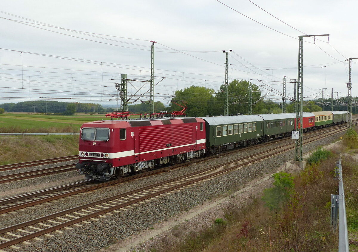 HLP 243 005-6 mit dem  Buga-Express  von Cottbus nach Erfurt Hbf, am 18.09.2021 in Erfurt-Linderbach. Ab Erfurt Hbf zog die IGEW 41 1144-9 den Sonderzug weiter nach Arnstadt Hbf zum Bw Fest im Bw Arnstadt/hist.